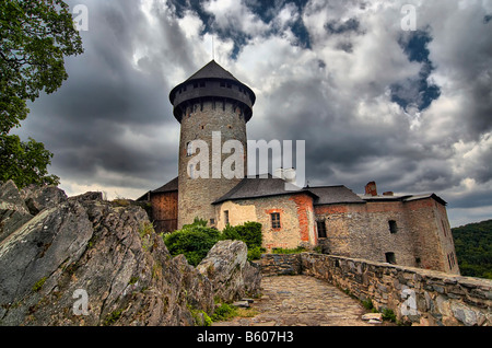 Mittelalterliche Burg des Heiligen Ordens der Ritter mit Omnious Wolken Stockfoto