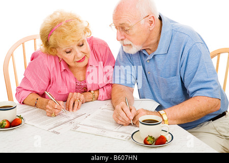 Älteres paar ausfüllen ihrer abwesender Stimmzettel zusammen isoliert auf weiß Stockfoto