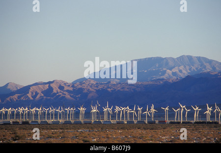 Windkraftanlagen in der Nähe von Palm Springs Kalifornien USA Stockfoto