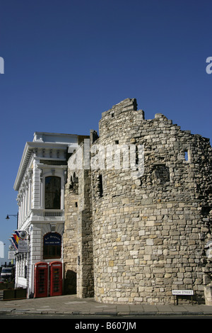 Stadt von Southampton, England. Das Watergate Ruinen am südlichen Ende der alten Stadtmauer in der Nähe von Stadtkai und High Street. Stockfoto