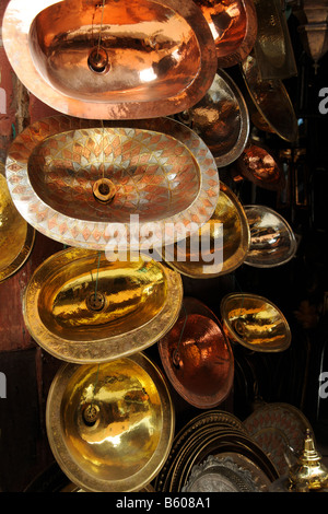 Kupfer und Messinggeschirr verkaufe im Souk in Marrakesch Marokko Stockfoto