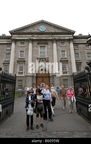 Der vordere Bogen und der Haupteingang zum Trinity College in Dublin Irland Stockfoto