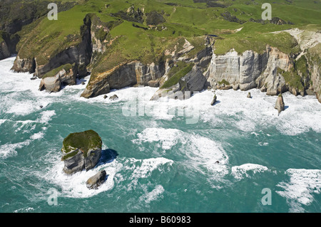 Zerklüftete Küste in der Nähe von Pilch Point und Wharariki Beach südlich von Cape Farewell NW Nelson Region Südinsel Neuseeland Antenne Stockfoto