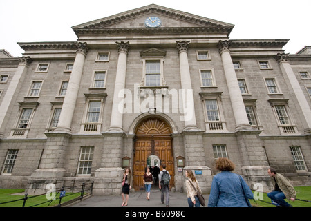 Der vordere Bogen und der Haupteingang zum Trinity College in Dublin Irland Stockfoto