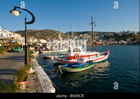 Kleine Fischer Boote in einer sonnigen und malerische Hafen. Stockfoto