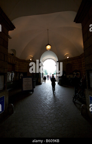 Der vordere Bogen und der Haupteingang zum Trinity College in Dublin Irland Stockfoto