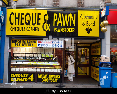 Bauer Makler Werbung Zahltagdarlehen und Schecks eingelöst in Lewisham High Street London England Stockfoto