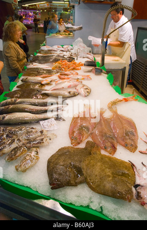 Meeresfrüchte-Stall an Santa Caterina Markt in Barcelona-Spanien-Europa Stockfoto