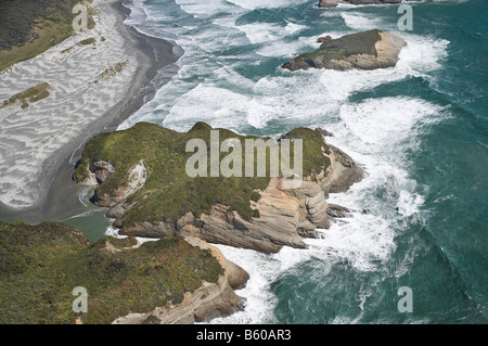 Torbogen Inseln Wharariki Beach südlich von Cape Farewell NW Nelson Region Südinsel Neuseeland Antenne Stockfoto