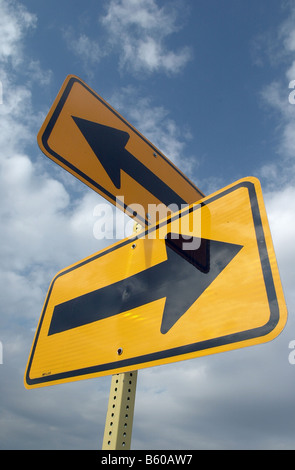 Richtungspfeile auf Zeichen auf der Landstraße Stockfoto