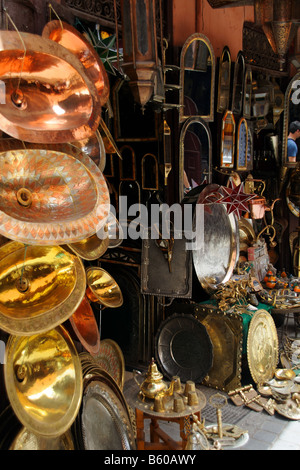 Kupfer und Messinggeschirr verkaufe im Souk in Marrakesch Marokko Stockfoto