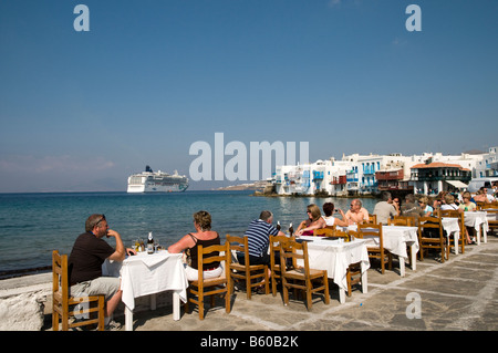 Kreuzfahrtpassagiere im Waterfront Restaurant im Bereich "Klein-Venedig" von Mykonos, Griechenland Stockfoto