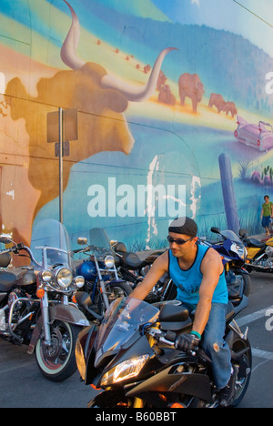 Biker bei Longhorn Cadillac Wandbild im Hard Rock Cafe Sixth Street in Austin Texas USA Stockfoto