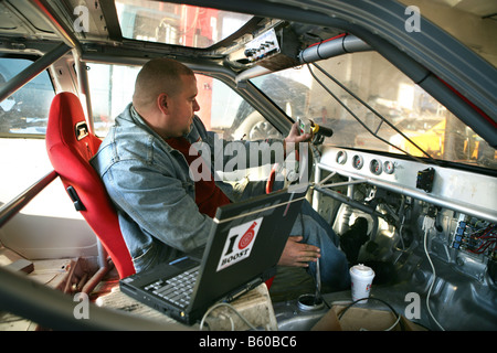 Der Besitzer einer kleinen Auto Reparatur Werkstatt in New Haven Connecticut USA arbeitet auf tuning, einen Rennwagen zu fahren, die, den er mit Computer baut Stockfoto