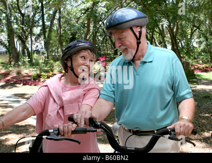 Ein glückliches senior paar bleiben fit durch Radfahren zusammen Stockfoto