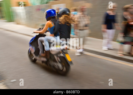 Mädchen auf einem Roller in El Raval Viertel von Barcelona Spanien Europa Stockfoto