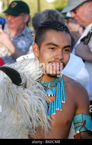 Junge Zuni indische Tänzerin nach der Demonstration des Buffalo-Tanzes. Stockfoto