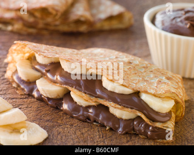 Crêpes gefüllt mit Banane und Schokolade Haselnuss verbreitet Stockfoto