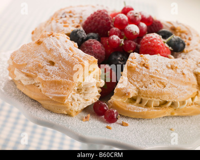 Paris-Brest mit gemischten Beeren und Haselnüssen Stockfoto