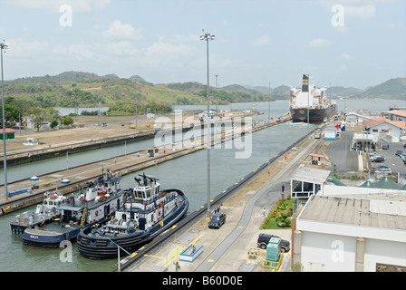 Frachtschiff auf dem Weg durch den Kanal in Richtung Atlantik verlassen Miraflores Schleusen des Panama-Kanals Stockfoto