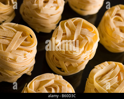 Getrocknete Tagliatelle Nester Stockfoto