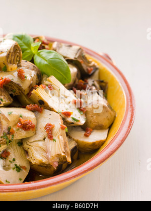 Marinierte Baby Artischocken Salat mit Sonne getrockneten Tomaten Stockfoto