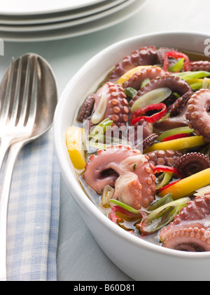 Marinierte Baby-Oktopus-Salat mit Chili Stockfoto