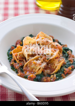 Gemüse-Tortellini mit Spinat und Tomaten-Salsa Stockfoto