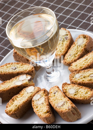 Haselnuss Cantuccini Biscotti mit Dessertwein Stockfoto