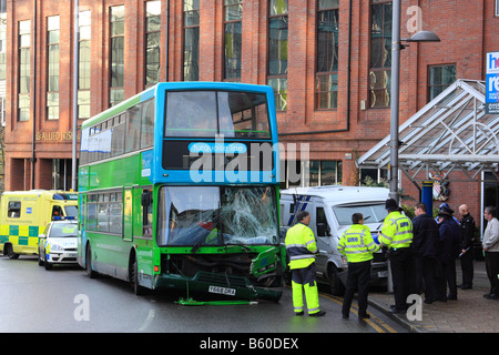 Notdienste am Unfallort ein Verkehrsunfall mit einem Nottingham Stadttransport-Doppeldecker-Bus. Stockfoto