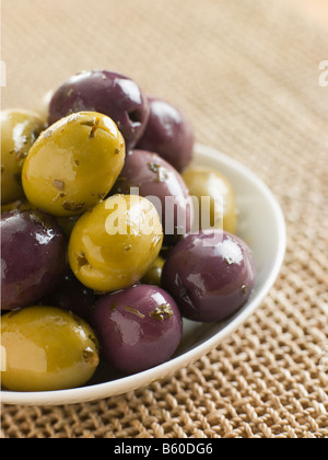 Schüssel mit marinierten Oliven Stockfoto