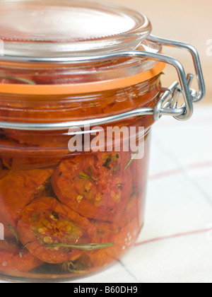 Ofen mit getrockneten Tomaten in einem Glas Stockfoto