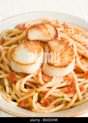 Gebratene Jakobsmuscheln mit Chili und Tomatenspaghetti Stockfoto