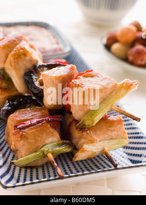 Yakitori Spieße mit Sukiyaki Sauce und Reis-Cracker Stockfoto