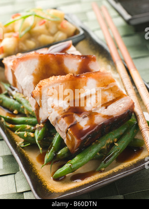 Schweinebraten Sie Bauch-mit Fuji-Äpfel und Erdnuss Bohnen Stockfoto