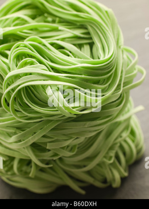 Stapel von Spinat Nudeln Stockfoto