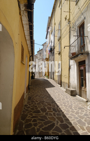 Schmale Gasse in Calitri in der Nähe des Centro Storico Stockfoto