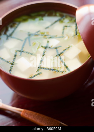 Miso Suppe Tasse und Löffel aus Holz Stockfoto