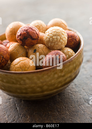 Schüssel mit Erdnuss Reis-Cracker Stockfoto