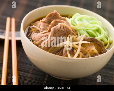 Scharf-saure Rindsuppe mit Spinat-Ramen-Nudeln Stockfoto