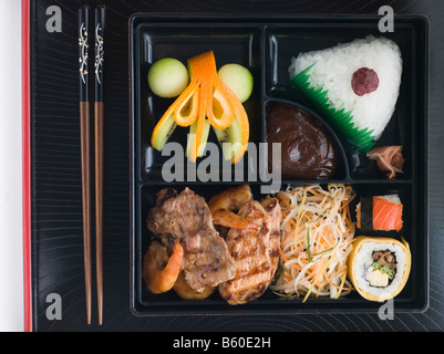 Teppanyaki-Lunchbox mit Stäbchen Stockfoto