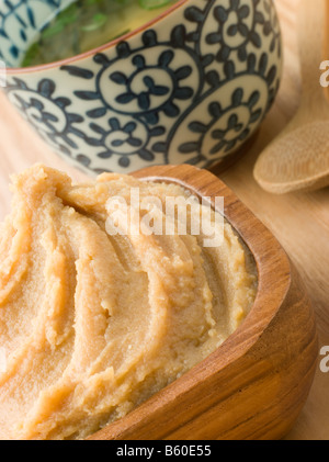 Topf mit Dashi-Paste und Miso-Suppe Stockfoto