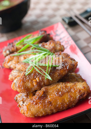 Würziges Huhn süßen Winglets und Sukiyaki Sauce Stockfoto