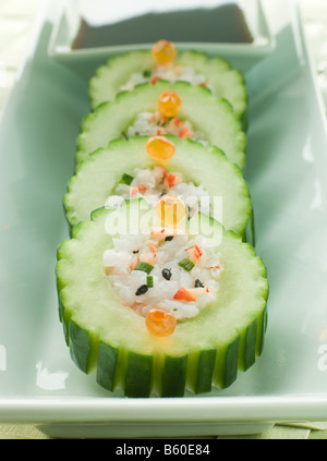 Gurken-Sushi-Rolle mit Langusten und eine Soja-Dip Stockfoto