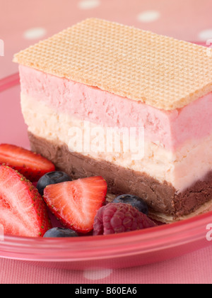 Neapolitanische Eis mit Waffel Kekse und Beeren Stockfoto