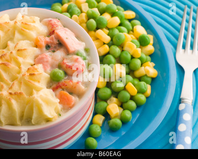 Einzelnen Fisch Pie mit Erbsen und Mais Stockfoto