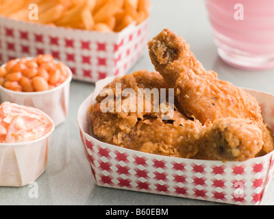 Southern Fried Chicken Krautsalat gebackene Bohnen Fries und Erdbeer-Milchshake Stockfoto
