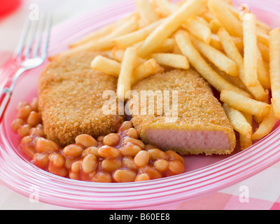 Breadcrumbed Frühstücksfleisch mit gebackenen Bohnen und Pommes frites Stockfoto