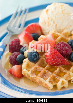 Süße Waffeln mit Beeren-Eis und Sirup Stockfoto