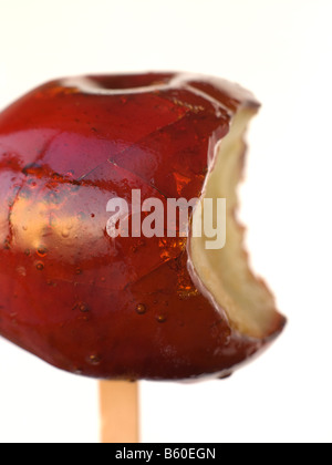 Glasierter Apfel mit Biss genommen Stockfoto